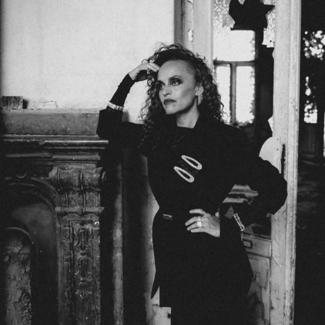 plus_age_modell cover photo